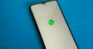 Ilustração mostra duas pessoas usando celular ao lado de um smartphone com bate-papo do WhatsApp na tela,