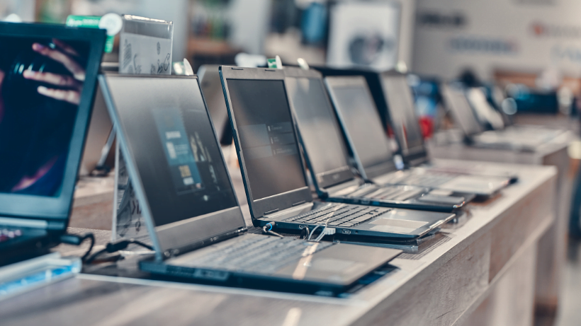 Problemas comuns de notebooks: loja com notebook na bancada