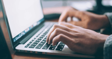 Nic.br lança domínio ia.br e amplia opções para tecnologia no Brasil 3 Representação ilustrativa de protocolos de internet com destaque para a expansão dos domínios brasileiros, como ia.br, e conexões entre aparelhos e redes.