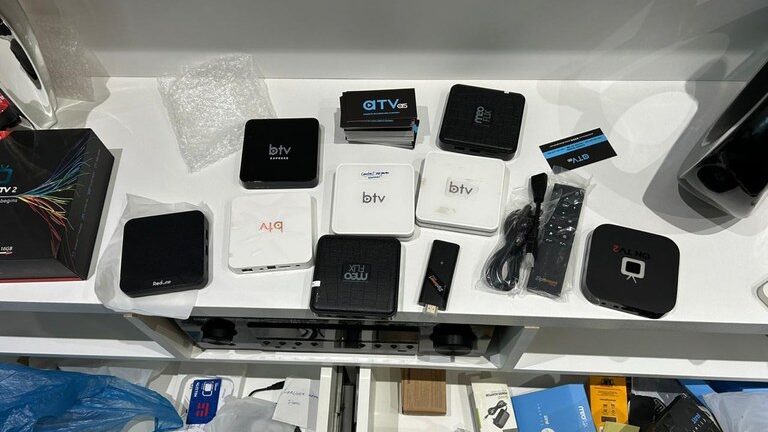 Anatel alerta: Mais de 1,5 milhão de TV boxes estão infectadas 3 Foto mostra apreensão de TV boxes piratas pela Polícia Federal, reforçando a atuação das autoridades contra o comércio irregular e riscos de cibersegurança.