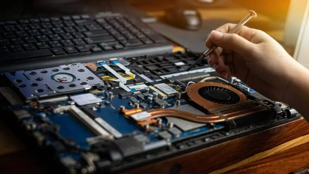 Problemas comuns de notebooks: Close de componentes internos de notebook modernos, incluindo RAM e SSD soldados, dificultando upgrades.