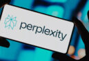 celular com logo da perplexity