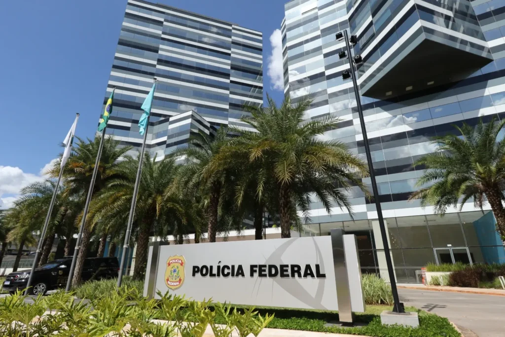 Prédio da Polícia Federal; operações Carbono Oculto, Quasar e Tank miram lavagem de dinheiro com fintechs