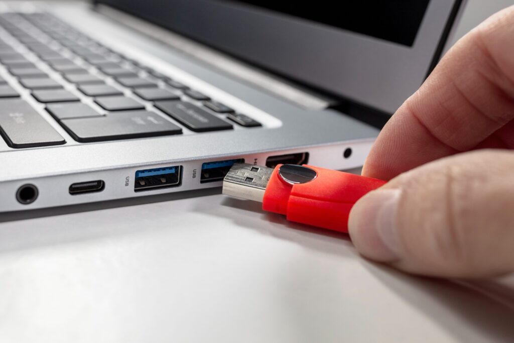 Problemas comuns de notebooks: Base de notebook ultrafino mostrando poucas portas USB, reforçando a necessidade de adaptadores.