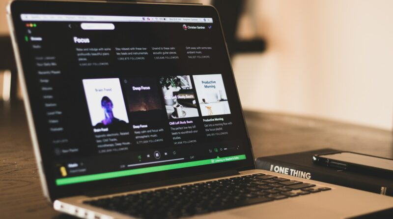 macbook com spotify aberto