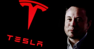Tesla encerra projeto Dojo: Musk diz ser 'beco sem saída evolutivo' 4 Elon Musk ao lado do logo da Tesla. Ilustração: Beata Zawrzel/NurPhoto, Getty Images, notícia sobre encerramento do projeto Dojo