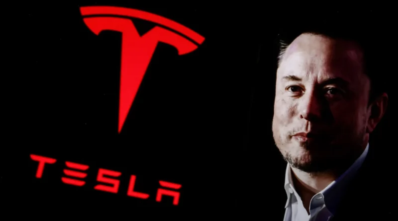 Elon Musk ao lado do logo da Tesla. Ilustração: Beata Zawrzel/NurPhoto, Getty Images, notícia sobre encerramento do projeto Dojo