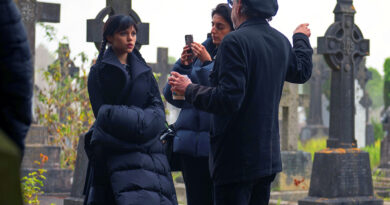 Bastidores das filmagens de Wandinha na Irlanda, com Jenna Ortega e Tim Burton no set da segunda temporada