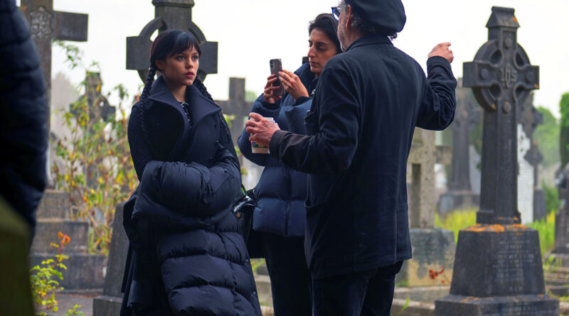 Bastidores das filmagens de Wandinha na Irlanda, com Jenna Ortega e Tim Burton no set da segunda temporada