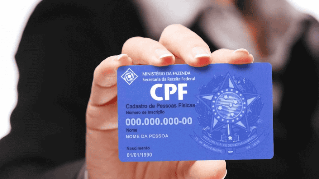 Golpes com CPF na nota: 5 sinais e como evitar 10 Pessoa segura um cartão de CPF; atenção a pedidos de regularização