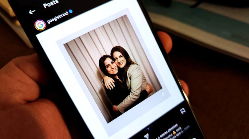 Foto Polaroid no Gemini com abraço criado por IA em 2025