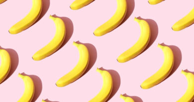 Gemini supera ChatGPT na App Store; downloads 45% 3 Gemini supera ChatGPT na App Store; ilustração conceitual de crescimento com repetição de bananas sobre fundo rosa