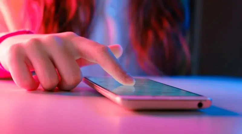 Desativar reprodução automática nas redes sociais 1 Mão usando smartphone para Desativar a reprodução automática nas redes sociais