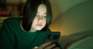 Adolescente olha para o celular; OpenAI prepara controles parentais no ChatGPT e roteamento ao GPT-5 para aumentar a segurança em conversas sensíveis