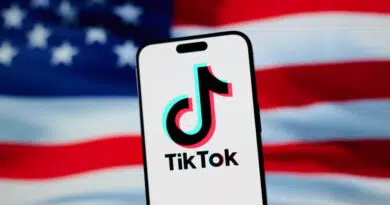Acordo EUA-China TikTok com logo do app diante da bandeira americana