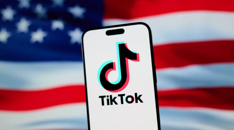 Acordo EUA-China TikTok com logo do app diante da bandeira americana