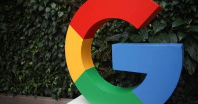 Logotipo 3D do Google; Penske Media processa Google por resumos de IA