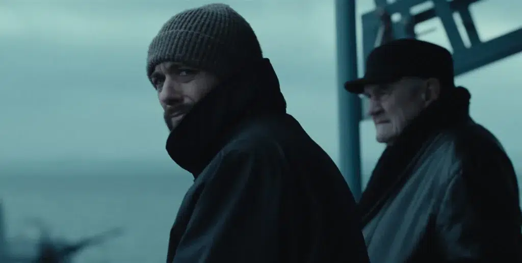 Heweliusz na Netflix: estreia em 5/11/2025 6 Still oficial de Heweliusz mostra a tripulação enfrentando o mar Báltico durante a tempestade de 1993