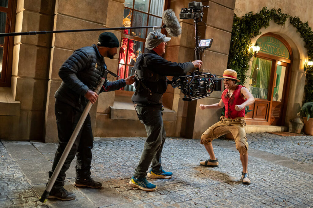 One Piece 2: vídeo de bastidores e fotos 9 One Piece 2: Luffy em cena com cidade ao fundo, clima de descoberta
