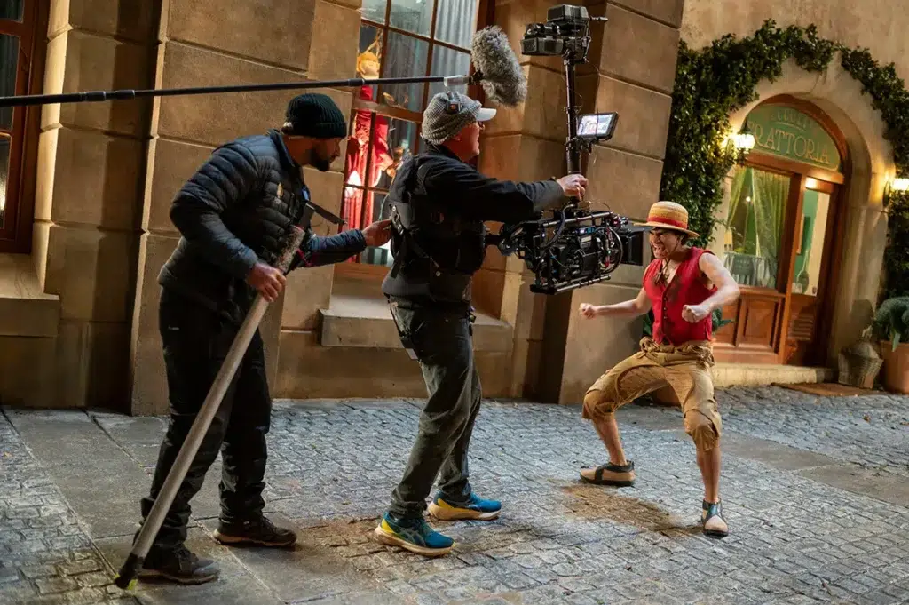 One Piece 2: Luffy em cena com cidade ao fundo, clima de descoberta