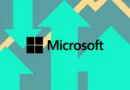 Microsoft investe em treinar modelos de ia: Colagem vetorial do logotipo da Microsoft entre setas e linhas subindo e descendo.