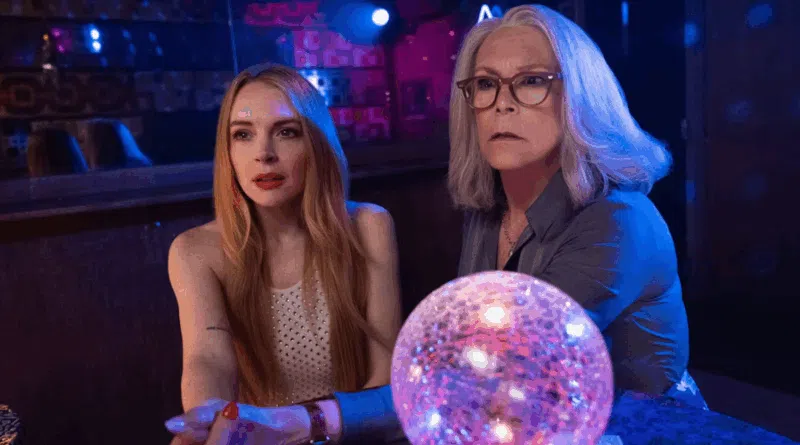 Cena de Uma Sexta-Feira Mais Louca Ainda; Lindsay Lohan e Jamie Lee Curtis; filme no cinema e no streaming Disney+
