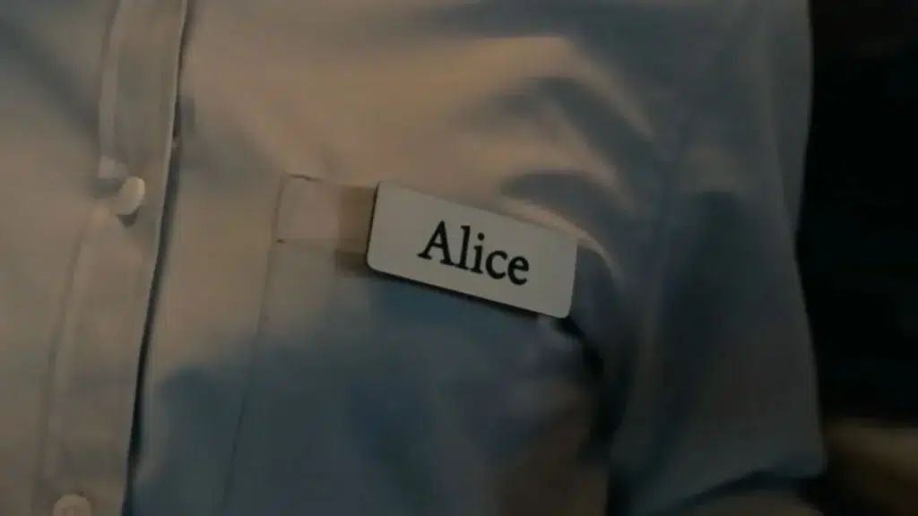 Garçonete com crachá Alice no final da 3ª temporada
