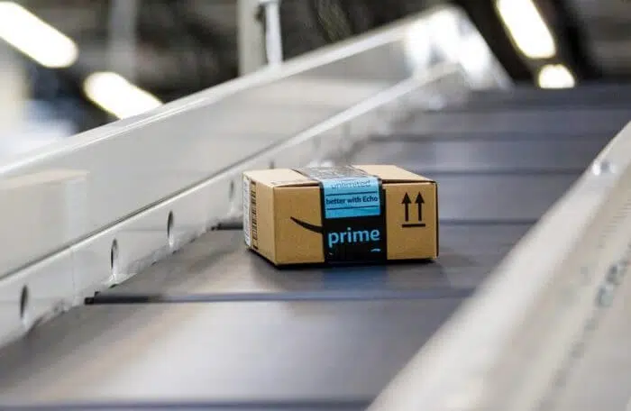 Amazon Prime: Caixa da Amazon com etiqueta Prime: benefícios no Brasil seguem inalterados após mudanças do programa nos EUA