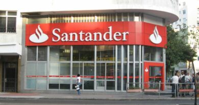 Santander caiu? App sai do ar nesta sexta 5 de Setembro 2025 6 Santander caiu? Fachada do Banco Santander em dia de instabilidade no aplicativo do banco, com clientes relatando erro de login