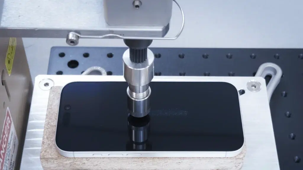 iPhone Air: suporta quase 60 kg de pressão, aponta Apple 5 Tela do iPhone sendo testada contra riscos utilizando material abrasivo; resultado sem danos visíveis