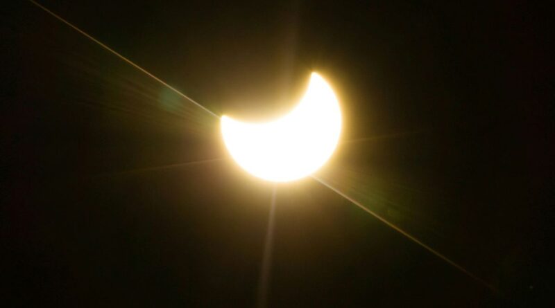 Eclipse solar parcial: o que esperar no domingo 1 Eclipse solar parcial no céu do Pacífico em 21 de setembro com Lua cobrindo parte do Sol