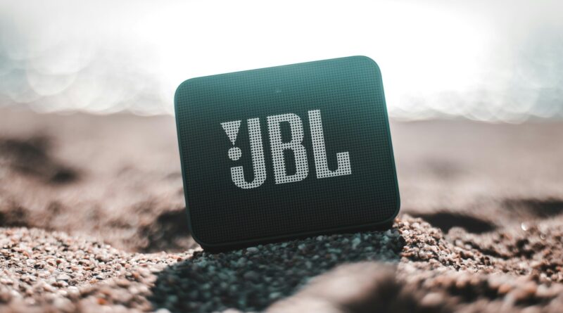 Melhor caixa de som JBL até 200: Go Essential 2 Melhor caixa de som JBL até R$ 200 Go Essential com IPX7 3W e 5h de bateria