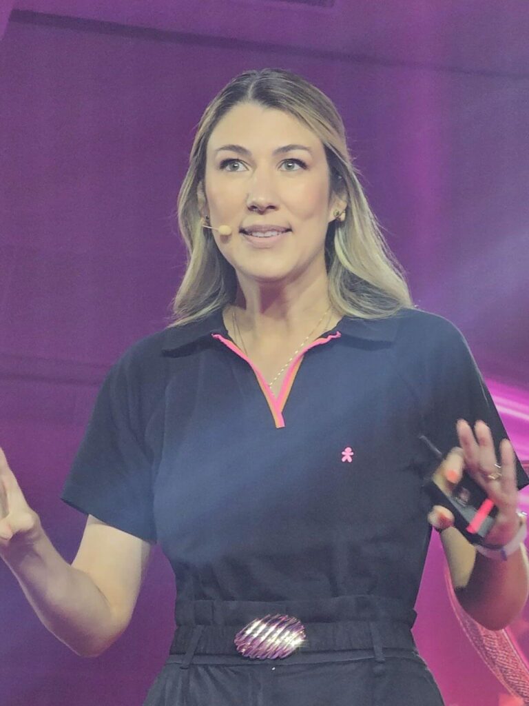 Vivo Easy Lite estreia com plano anual a R$ 20 5 Flávia Carneiro, diretora de marketing da Vivo, em foto de divulgação relacionada ao lançamento do Vivo Easy Lite