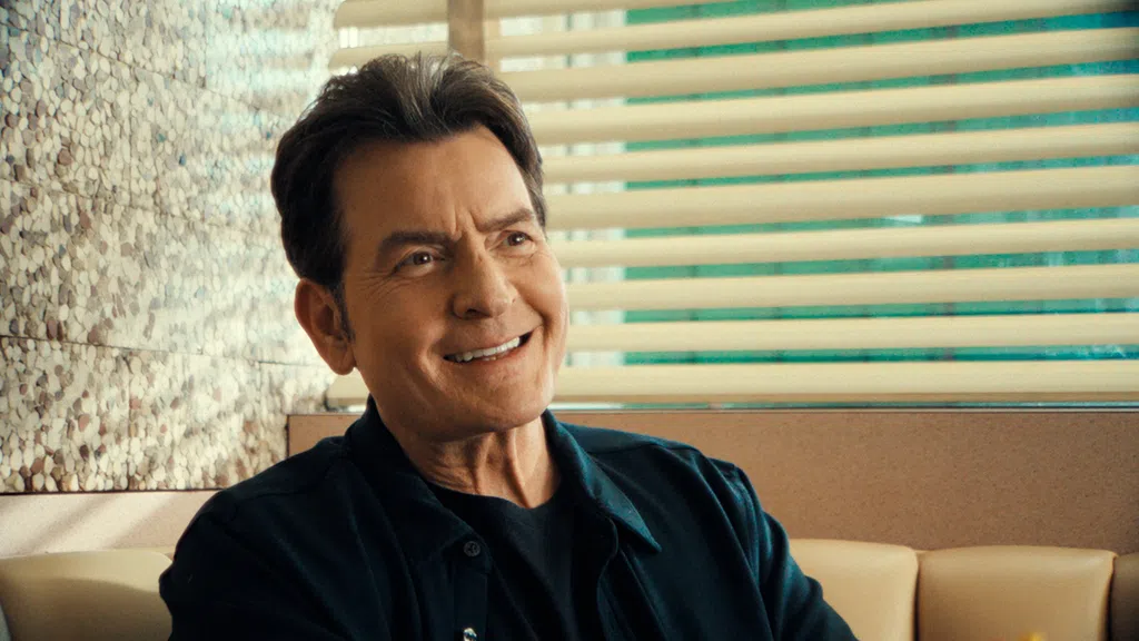 Aka Charlie Sheen: 6 revelações chocantes na Netflix 8 Além de Aka Charlie Sheen, ator lançou livro de memórias neste ano (Imagem: Divulgação/Netflix)