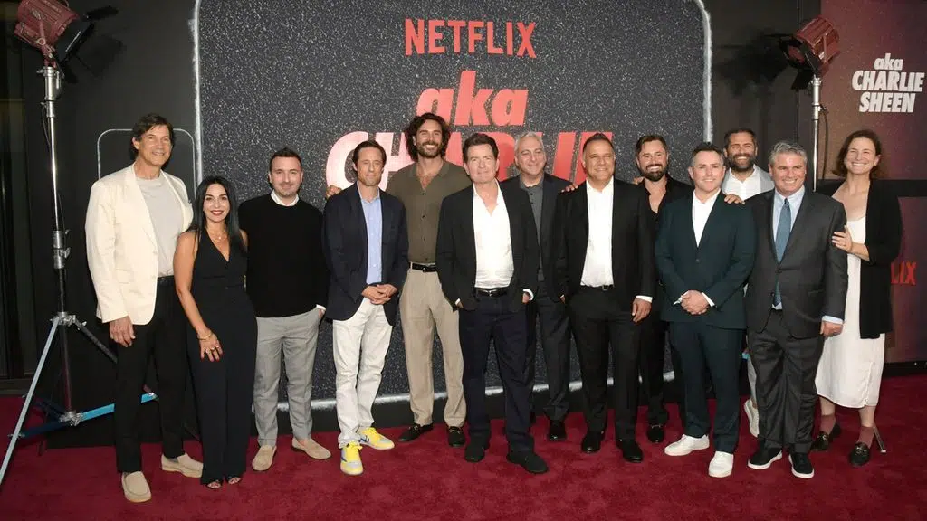 Aka Charlie Sheen: 6 revelações chocantes na Netflix 10 Equipe da produção em foto com o astro (Imagem: Divulgação/Netflix)