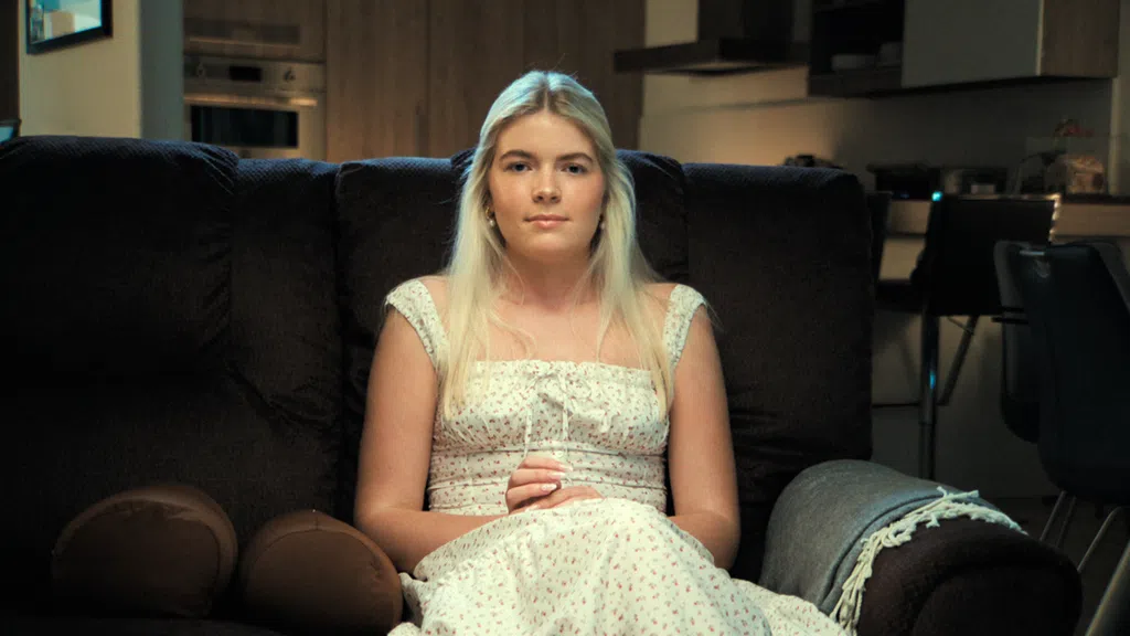 Aka Charlie Sheen: 6 revelações chocantes na Netflix 11 Lola Sheen, filha de Charlie Sheen, também deu seu depoimento ao documentário (Imagem: Divulgação/Netflix)