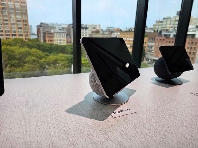 Amazon Echo com Alexa turbinada e IA generativa 8 Detalhe do design do Echo Show 11 e posição dos alto-falantes