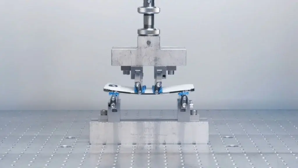 iPhone Air: suporta quase 60 kg de pressão, aponta Apple 4 Teste de resistência do iPhone Air à pressão; aparelho retorna à forma original sem danos visíveis, segundo testes da Apple