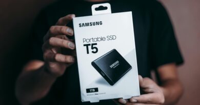 SSD usado vale a pena? 5 cuidados essenciais 4 Close-up of a person holding a Samsung T5 Portable SSD box, emphasizing modern technology.