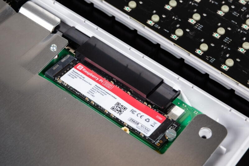 Raspberry Pi 500 Plus: 16 GB, SSD e teclado mecânico 5 Compartimento do SSD NVMe M.2 do Raspberry Pi 500 Plus com acesso rápido