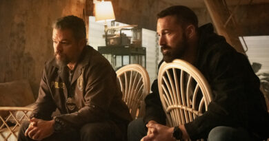 The Rip: Matt Damon e Ben Affleck estrelam thriller na Netflix em 2026 4 The Rip: Matt Damon e Ben Affleck em cena do filme policial da Netflix, estreia em janeiro de 2026.
