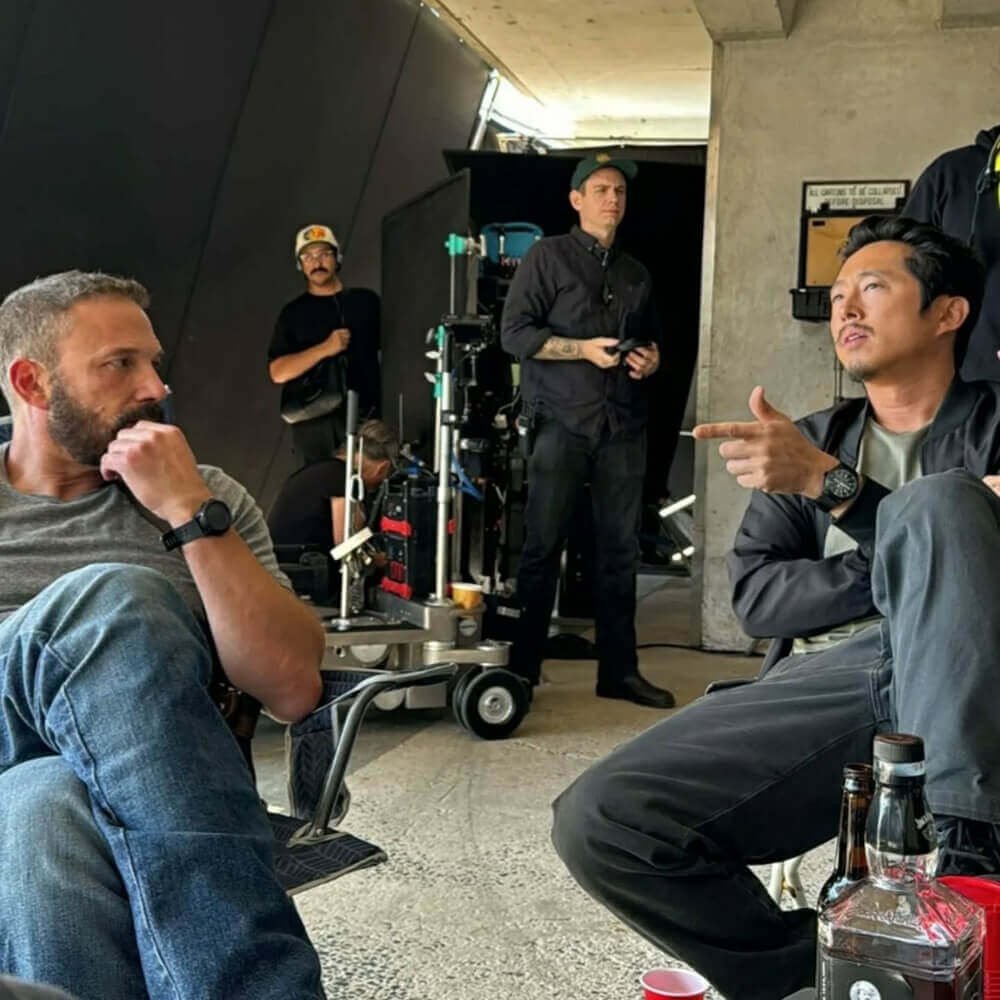 The Rip: Matt Damon e Ben Affleck estrelam thriller na Netflix em 2026 12 Steven Yeun e Ben Affleck no set de The Rip (Netflix 2026)