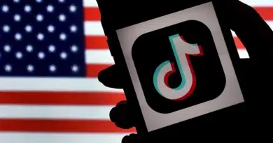 Acordo do TikTok nos EUA: imagem do app em iPhone sobre bandeira dos EUA; venda, segurança e algoritmo