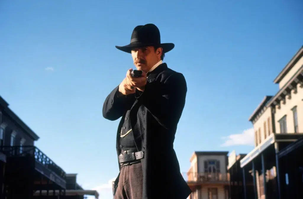 Filmes saindo da Netflix: Wyatt Earp (1994) deixa a Netflix: western biográfico com Kevin Costner, foco em lei, família e conflitos no Velho Oeste
