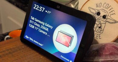 Echo Show exibe publicidade irremovível: entenda 2 Echo Show 8 exibindo anúncio de produto na tela inicial, com banner ocupando parte da Tela Ambiente