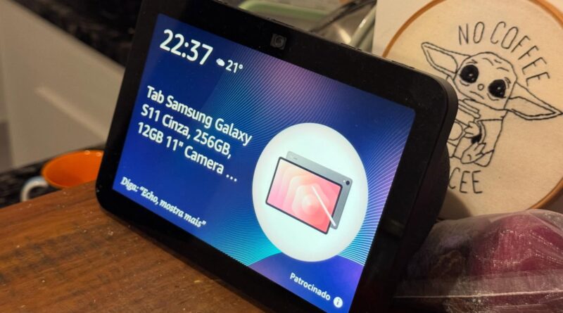 Echo Show 8 exibindo anúncio de produto na tela inicial, com banner ocupando parte da Tela Ambiente