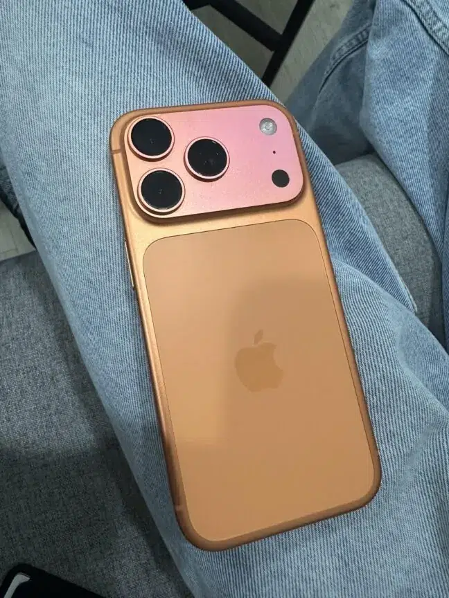 iPhone 17 Pro laranja muda de cor: relatos e causas 5 Comparativo mostra lateral do iPhone 17 Pro laranja mais clara que o vidro traseiro, com aparência rosé