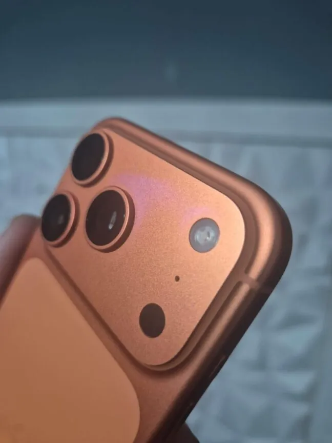 iPhone 17 Pro laranja muda de cor: relatos e causas 4 Comparativo mostra lateral do iPhone 17 Pro laranja mais clara que o vidro traseiro, com aparência rosé