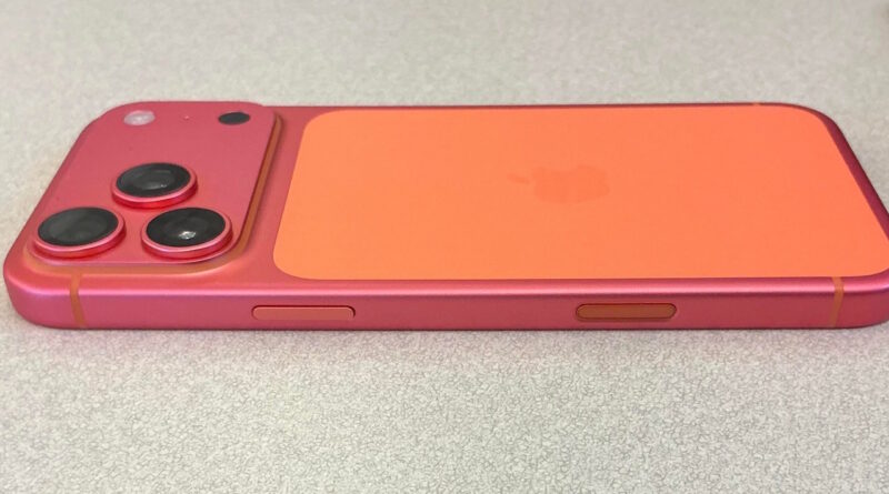 Moldura laranja do iPhone 17 Pro aparenta desbotar para tom rosé, segundo relatos de usuários