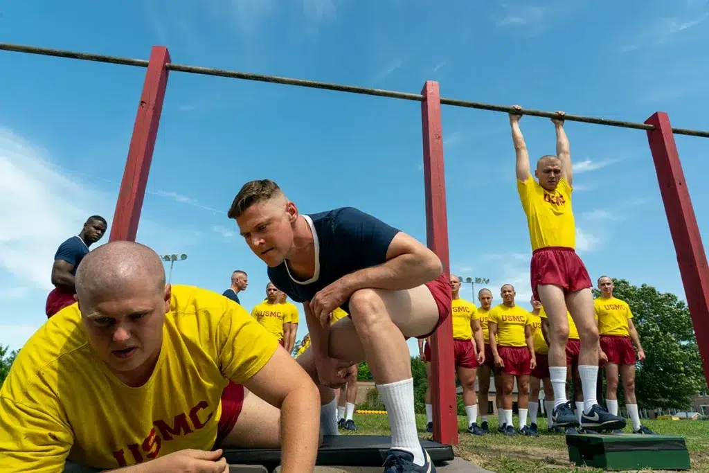 Miles Heizer como Cameron Cope no episódio 1 de Boots
